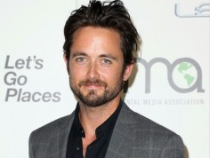 Justin Chatwin i Megan Ketch jako członkowie rodziny z mrocznym...