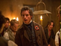 FOTO: Eddie Redmayne jako Newt Scamander na zdjęciach z prequela...