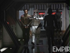 FOTO: Oscar Isaac pojmany przez pogrobowc&oacute;w Imperium