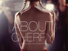 FOTO: Plakat "About Cherry" pokazuje plecy nieletniej nierządnicy