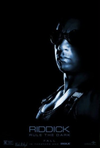 FOTO: Riddick wyłania się z ciemności imaksowego plakatu