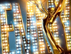 FOTO: Rozświetlony plakat promujący 65. Nagrody Emmy
