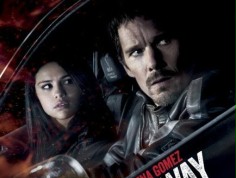 FOTO: Selena Gomez i Ethan Hawke z niepokojem zerkają na plakat...