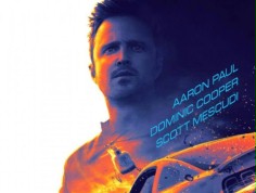 FOTO: Aaron Paul patrzy w siną dal z plakatu "Need for Speed"