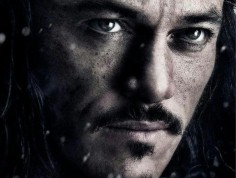 FOTO: Bard spoziera w siną dal z plakatu trzeciego "Hobbita"