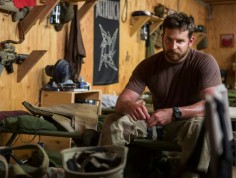 SZOK! BOX OFFICE USA: "Snajper" Clinta Eastwooda masakruje...
