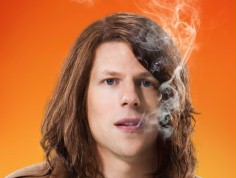 FOTO: Jesse Eisenberg i Kristen Stewart na plakatach "American...