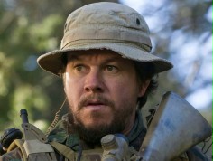 Mark Wahlberg spr&oacute;buje ocalić informatora Petera Berga