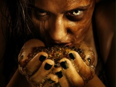 FOTO: Coś cieknie z plakatu "Bite"