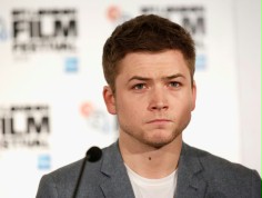 Taron Egerton skrzyknie ekipę banit&oacute;w w lasach Sherwood