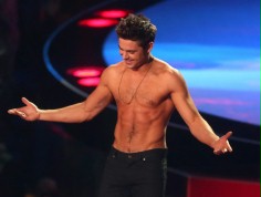 Zac Efron założy czerwone kąpiel&oacute;wki "Słonecznego patrolu"