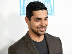 Wilmer Valderrama narzeczonym wszystkich baśniowych kr&oacute;lewien