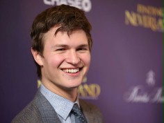 Ansel Elgort założy morderczy "Billionaire Boys Club"