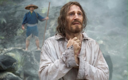 FOTO: Liam Neeson wsłuchuje się w "Milczenie Boga"