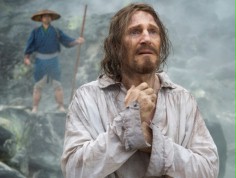 FOTO: Liam Neeson wsłuchuje się w "Milczenie Boga"
