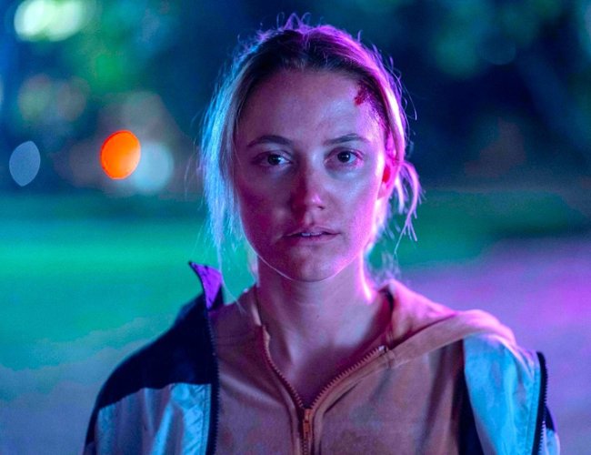 Maika Monroe próbuje przeżyć w zwiastunie "In Cold Light"
