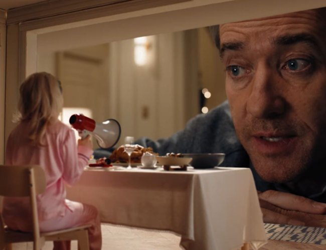 Elizabeth Banks miniaturową żoną w teaserze serialu komediowego