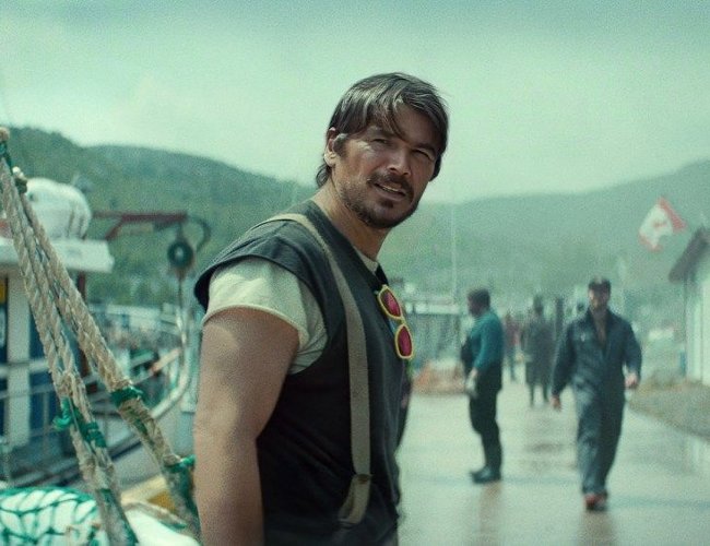 Josh Hartnett kontra morski potw&oacute;r w serialu Netfliksa