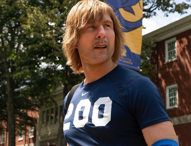 Glen Powell wraca przebrany za Chada Powersa