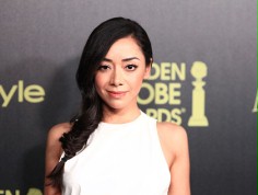Aimee Garcia obok Weaver i Moliny w "Sister Cities"
