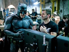 Dlaczego przesunięto premierę "Batman v Superman"?