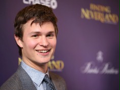 Ansel Elgort jednym z bohater&oacute;w skandalu Iran-Contras