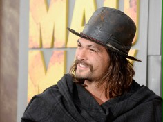 Jason Momoa wykurzy z lasu handlarzy narkotyk&oacute;w