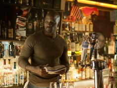 FOTO: Luke Cage zamyka bar