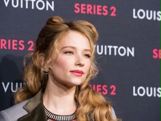 Haley Bennett podziękuje za służbę Milesowi Tellerowi?