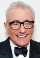 Martin Scorsese / Pasażer taksówki / Mężczyzna siedzący na murku