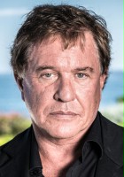 Tom Berenger / Sierżant sztabowy Bob Barnes