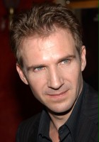 Ralph Fiennes / Dowódca najemników