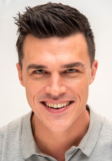 Finn Wittrock / Harry Gardener