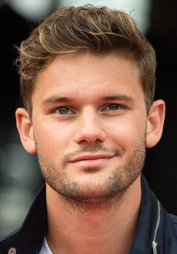 Jeremy Irvine / Detektyw Charles Masterson
