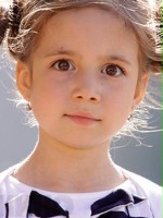 Luiza-Gabriela Brovina / Alisa, córka Rady i Valerija jako dziecko