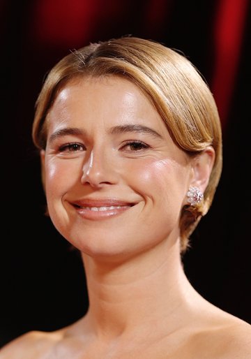 Jessie Buckley / Lorna Bow