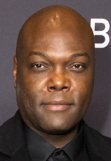 Peter Macon / Komandor podporucznik Bortus