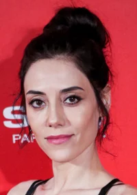Cansu Dere 