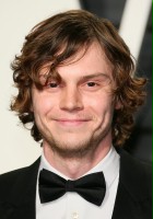 Evan Peters / Detektyw Colin Zabel