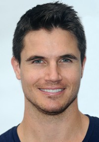Robbie Amell 