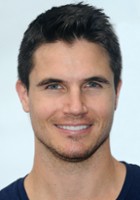 Robbie Amell / Chris Redfield