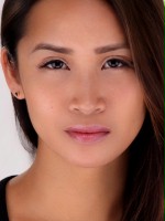 Nini Huynh / Asystentka Claire