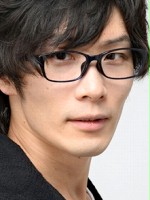 Yukitoshi Kikuchi / Przewodniczący klasowy / Dyrygent / Sprzedawca / Okulary / Spiker / Gimnazjalista / Uczeń / Nauczyciel matematyki / Pracownik biura