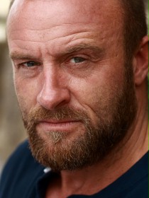 Ross O'Hennessy / Strażnik obozu G