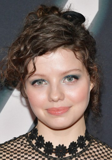 Chloë Levine / Jillian