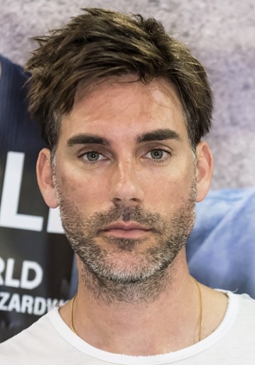 Drew Fuller suratda yalangoch holda