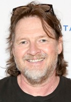 Donal Logue / Aktor teatralny odgrywający Harveya