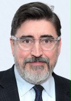 Alfred Molina / Biskup Manuel Aringarosa