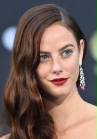 Kaya Scodelario / Eve Bell