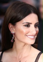 Penélope Cruz / Macarena Granada